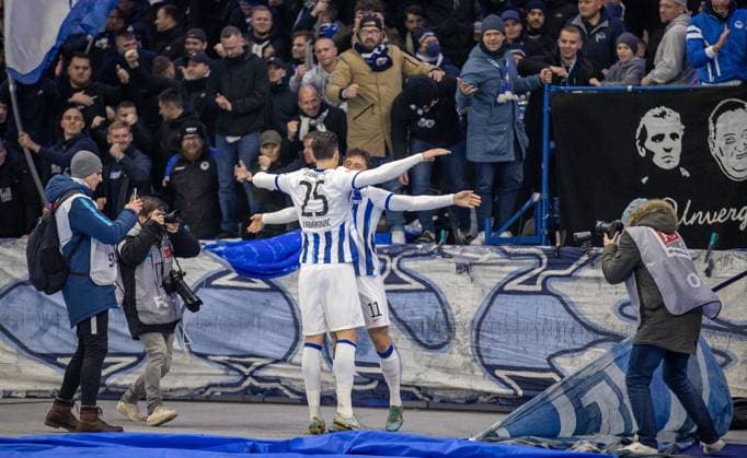 Berlin, 11 11 2023, Soccer, 2 Bundesliga, Matchday 13, Hertha BSC Karlsruher SC, Olympiastadion Berlins Fabian Reese r celebrates after his goal to 1 1 with teammate Haris Tabakovic DFL regulations and DFB regulations prohibit any use of photographs as image sequences and or quasi video, Foto Andreas Gora Hertha BSC Karlsruher SC