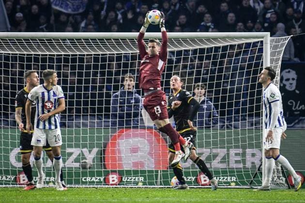 Soccer 2 Bundesliga, Hertha BSC Karlsruher SC 11 11 2023, xdanx, Soccer 2 Bundesliga, Hertha BSC Karlsruher SC, v l Marc Oliver Kempf Hertha BSC 20 ,Patrick Drewes Karlsruher SC 23 ,Robin Bormuth Karlsruher SC 32 ,Haris Tabakovic Hertha BSC 25 DFL DFB REGULATIONS PROHIBIT ANY USE OF PHOTOGRAPHS as IMAGE SEQUENCES and or QUASI VIDEO Photo Daniel Lakomski Mix1 Berlin Olympiastadion Berlin Berlin Germany EN Copyright: xDanielxLakomskix