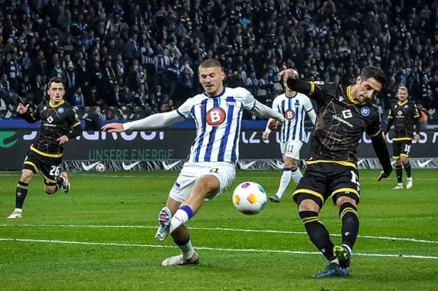 Soccer 2 Bundesliga, Hertha BSC Karlsruher SC 11 11 2023, xdanx, Soccer 2 Bundesliga, Hertha BSC Karlsruher SC, v l Marton Dardai Hertha BSC 31 ,Lars Stindl Karlsruher SC 13 ,Zweikampf, Duell, Kampf, tackle DFL DFB REGULATIONS PROHIBIT ANY USE OF PHOTOGRAPHS as IMAGE SEQUENCES and or QUASI VIDEO Foto Daniel Lakomski Mix1 Berlin Olympiastadion Berlin Berlin Berlin Deutschland DE Copyright: xDanielxLakomskix