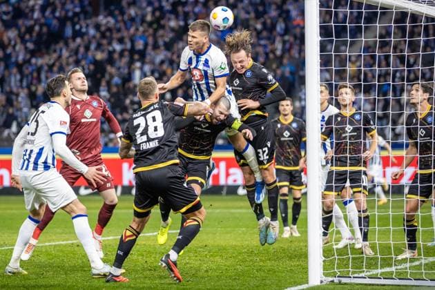 Berlin, 11 11 2023, Soccer, 2 Bundesliga, Matchday 13, Hertha BSC Karlsruher SC, Olympiastadion Berlins Florian Niederlechner 2 v r scores with his head to make it 2 1 DFL regulations and DFB regulations prohibit any use of photographs as image sequences and or quasi video, Foto Andreas Gora Hertha BSC Karlsruher SC