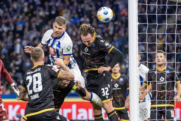 Berlin, 11 11 2023, Soccer, 2 Bundesliga, Matchday 13, Hertha BSC Karlsruher SC, Olympiastadion Berlins Florian Niederlechner M scores with his head to make it 2 1 DFL regulations and DFB regulations prohibit any use of photographs as image sequences and or quasi video, Foto Andreas Gora Hertha BSC Karlsruher SC