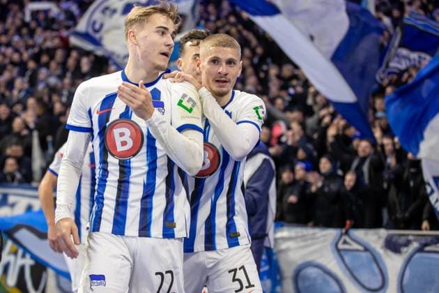 Berlin, 11 11 2023, Soccer, 2 Bundesliga, Matchday 13, Hertha BSC Karlsruher SC, Olympiastadion Berlins Marten Winkler and Marton Dardai r cheer after Niederlechners goal for 2 1 DFL regulations and DFB regulations prohibit any use of photographs as image sequences and or quasi video, Foto Andreas Gora Hertha BSC Karlsruher SC