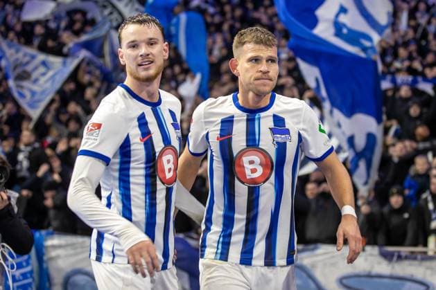 Berlin, 11 11 2023, Soccer, 2 Bundesliga, Matchday 13, Hertha BSC Karlsruher SC, Olympiastadion Berlins Florian Niederlechner r celebrates after his goal to 2 1 with teammate Pascal Klemens DFL regulations and DFB regulations prohibit any use of photographs as image sequences and or quasi video, Foto Andreas Gora Hertha BSC Karlsruher SC