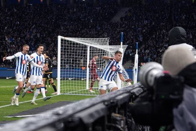 Soccer, Men, Season 2023 2024, 2 Bundesliga 13 Matchday , Hertha BSC Karlsruher SC, f l Marton Dardai Hertha BSC , Haris Tabakovic Hertha BSC , Florian Niederlechner Hertha BSC , Celebration after goal to 2 1, 11 11 2023, Copyright: xSebastianxRäppold MatthiasxKochx