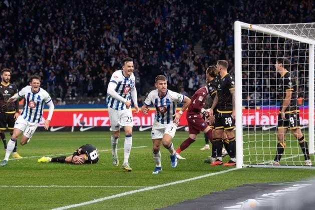 Soccer, Men, Season 2023 2024, 2 Bundesliga 13 Matchday , Hertha BSC Karlsruher SC, f l Fabian Reese Hertha BSC , Haris Tabakovic Hertha BSC , Florian Niederlechner Hertha BSC , Celebration after goal to 2 1, 11 11 2023, Copyright: xSebastianxRäppold MatthiasxKochx