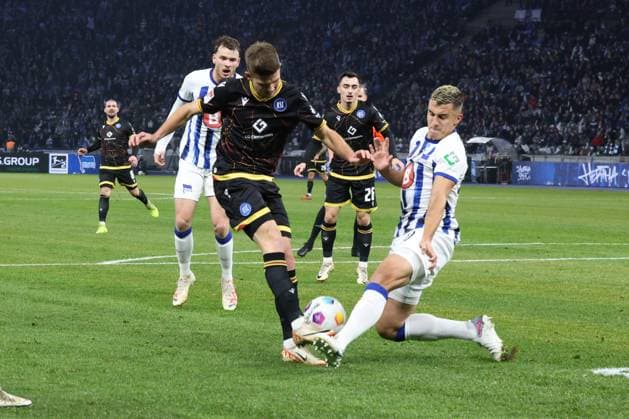 DEU, DFL, 2 FBL, Hertha BSC vs Karlsruher SC, 11 11 2023, Berliner Olympiastadion, Berlin, DEU, DFL, 2 FBL, Hertha BSC vs Karlsruher SC, in the picture Marc Oliver Kempf Hertha BSC Berlin 20 , Pascal Klemens Hertha BSC Berlin 41 , Marvin Wanitzek Karlsruher SC 10 DFL regulations prohibit any use of Photographs as image sequences and or quasi video Foto Juergen Engler nordphoto GmbH nordphotoxGmbHx xEngler nph00076