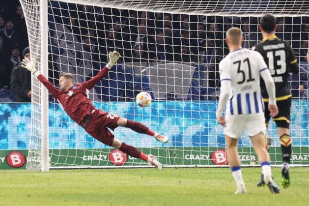 DEU, DFL, 2 FBL, Hertha BSC vs Karlsruher SC, 11 11 2023, Berliner Olympiastadion, Berlin, DEU, DFL, 2 FBL, Hertha BSC vs Karlsruher SC, im Bild 1 1 durch Fabian Reese Hertha BSC Berlin 11 , Patrick Drewes Karlsruher SC 23 DFL regulations prohibit any use of Photographs as image sequences and or quasi video Foto Juergen Engler nordphoto GmbH nordphotoxGmbHx xEngler nph00076