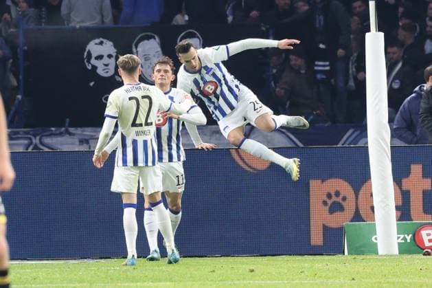 DEU, DFL, 2 FBL, Hertha BSC vs Karlsruher SC, 11 11 2023, Berliner Olympiastadion, Berlin, DEU, DFL, 2 FBL, Hertha BSC vs Karlsruher SC, im Bild 1 1 durch Fabian Reese Hertha BSC Berlin 11 , Haris Tabakovic Hertha BSC Berlin 25 , Marten Winkler Hertha BSC Berlin 22 DFL regulations prohibit any use of Photographs as image sequences and or quasi video Foto Juergen Engler nordphoto GmbH nordphotoxGmbHx xEngler nph00076