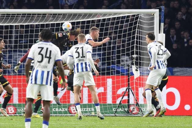 DEU, DFL, 2 FBL, Hertha BSC vs Karlsruher SC, 11 11 2023, Berliner Olympiastadion, Berlin, DEU, DFL, 2 FBL, Hertha BSC vs Karlsruher SC, im Bild 2 1 durch Florian Niederlechner Hertha BSC Berlin 7 , Robin Bormuth Karlsruher SC 32 DFL regulations prohibit any use of Photographs as image sequences and or quasi video Foto Juergen Engler nordphoto GmbH nordphotoxGmbHx xEngler nph00076
