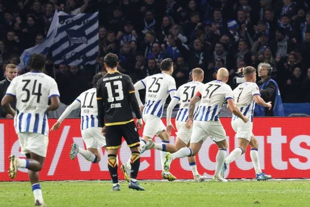 DEU, DFL, 2 FBL, Hertha BSC vs Karlsruher SC, 11 11 2023, Berliner Olympiastadion, Berlin, DEU, DFL, 2 FBL, Hertha BSC vs Karlsruher SC, im Bild 2 1 durch Florian Niederlechner Hertha BSC Berlin 7 , Haris Tabakovic Hertha BSC Berlin 25 , Marton Dardai Hertha BSC Berlin 31 , Lars Stindel Karlsruher SC 13 DFL regulations prohibit any use of Photographs as image sequences and or quasi video Foto Juergen Engler nordphoto GmbH nordphotoxGmbHx xEngler nph00076