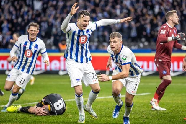 Berlin, 11 11 2023, Soccer, 2 Bundesliga, Matchday 13, Hertha BSC Karlsruher SC, Olympiastadion Berlins Florian Niederlechner r cheers with teammates after his goal to 2 1 DFL regulations and DFB regulations prohibit any use of photographs as image sequences and or quasi video, Foto Andreas Gora Hertha BSC Karlsruher SC