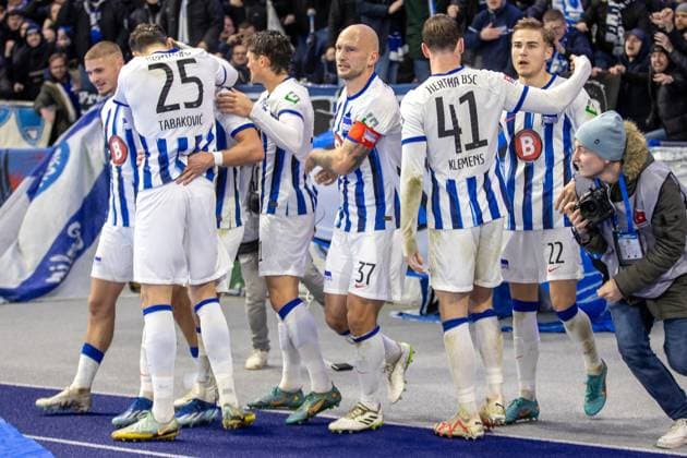 Berlin, 11 11 2023, Soccer, 2 Bundesliga, Matchday 13, Hertha BSC Karlsruher SC, Olympiastadion Berlins Florian Niederlechner 3 v l cheers with teammates after his goal to 2 1 DFL regulations and DFB regulations prohibit any use of photographs as image sequences and or quasi video, Foto Andreas Gora Hertha BSC Karlsruher SC