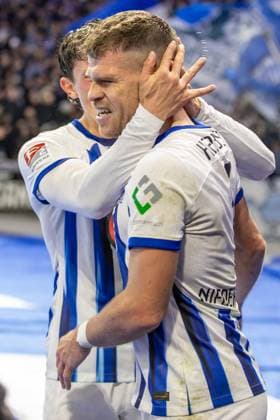 Berlin, 11 11 2023, Soccer, 2 Bundesliga, Matchday 13, Hertha BSC Karlsruher SC, Olympiastadion Berlins Florian Niederlechner r cheers with teammates after his goal to 2 1 DFL regulations and DFB regulations prohibit any use of photographs as image sequences and or quasi video, Foto Andreas Gora Hertha BSC Karlsruher SC