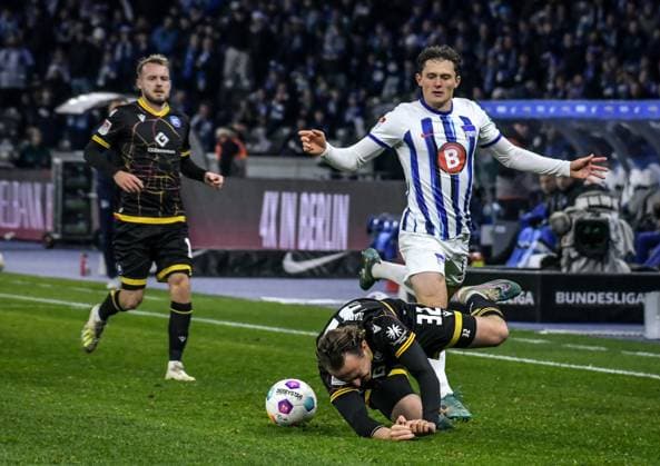Soccer 2 Bundesliga, Hertha BSC Karlsruher SC 11 11 2023, xlakx, Soccer 2 Bundesliga, Hertha BSC Karlsruher SC emspor, v l Robin Bormuth Karlsruher SC 32 ,Fabian Reese Hertha BSC 11 ,Zweikampf, duel, fight, tackle DFL DFB REGULATIONS PROHIBIT ANY USE OF PHOTOGRAPHS as IMAGE SEQUENCES and or QUASI VIDEO Photo Daniel Lakomski Jan Huebner Berlin Olympiastadion Berlin Berlin Germany EN Copyright: xDanielxLakomskix