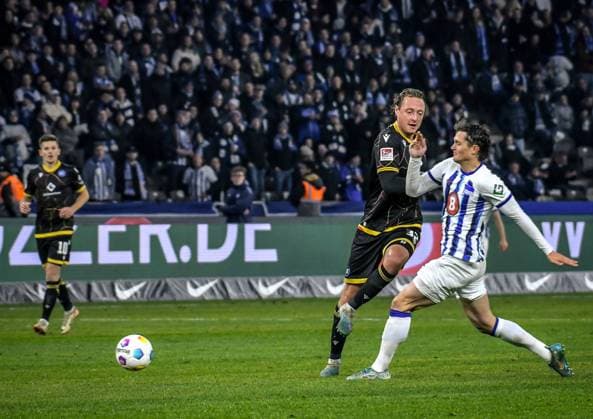 11 11 2023, xlakx, Fußball 2 Bundesliga, Hertha BSC Karlsruher SC emspor, v l Robin Bormuth Karlsruher SC 32 ,Fabian Reese Hertha BSC 11 ,Zweikampf, Duell, Kampf, tackle DFL DFB REGULATIONS PROHIBIT ANY USE OF PHOTOGRAPHS as IMAGE SEQUENCES and or QUASI VIDEO Berlin