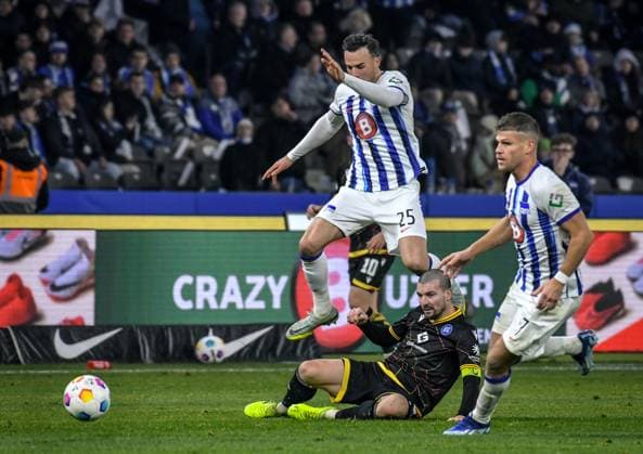 11 11 2023, xlakx, Fußball 2 Bundesliga, Hertha BSC Karlsruher SC emspor, v l Haris Tabakovic Hertha BSC 25 ,Jerome Gondorf Karlsruher SC 8 ,Florian Niederlechner Hertha BSC 7 ,Zweikampf, Duell, Kampf, tackle DFL DFB REGULATIONS PROHIBIT ANY USE OF PHOTOGRAPHS as IMAGE SEQUENCES and or QUASI VIDEO Berlin