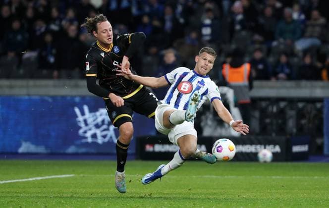 Robin Bormuth, Florian Niederlechner duel Match scene Action Sport Football Soccer DFL 2 Bundesliga Men 13 Matchday Season 2023 2024 11 11 2023 Hertha BSC Berlin vs Karlsruher SC KSC DFL regulations prohibit any use of photographs as image sequences and or quasi video