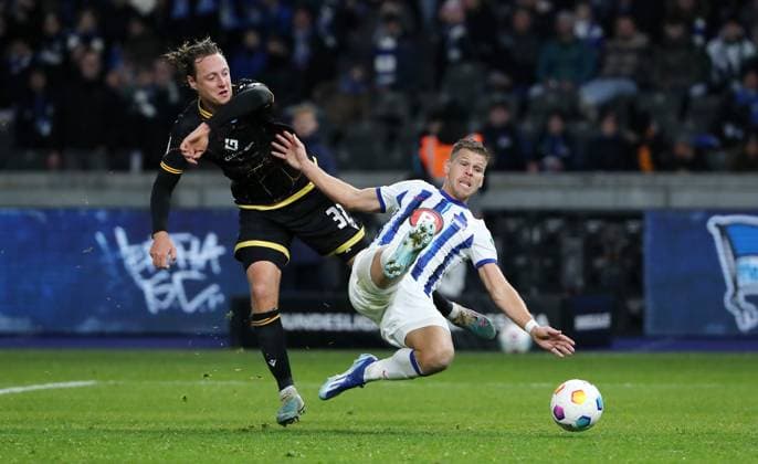 Robin Bormuth, Florian Niederlechner duel Match scene Action Sport Football Soccer DFL 2 Bundesliga Men 13 Matchday Season 2023 2024 11 11 2023 Hertha BSC Berlin vs Karlsruher SC KSC DFL regulations prohibit any use of photographs as image sequences and or quasi video