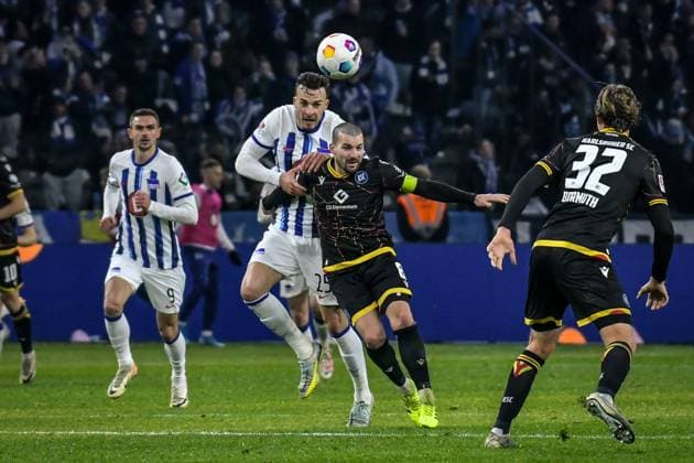 11 11 2023, xlakx, Soccer 2 Bundesliga, Hertha BSC Karlsruher SC emspor, v l Haris Tabakovic Hertha BSC 25 ,Jerome Gondorf Karlsruher SC 8 ,duel, duel, fight, tackle DFL DFB REGULATIONS PROHIBIT ANY USE OF PHOTOGRAPHS as IMAGE SEQUENCES and or QUASI VIDEO Berlin