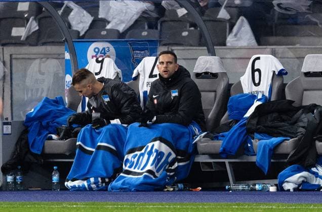 Soccer, Men, Season 2023 2024, 2 Bundesliga 13 Matchday , Hertha BSC Karlsruher SC, f l Peter Pekarik Hertha BSC , Goalkeeper Marius Gersbeck Hertha BSC on the bench, 11 11 2023, Copyright: xSebastianxRäppold MatthiasxKochx