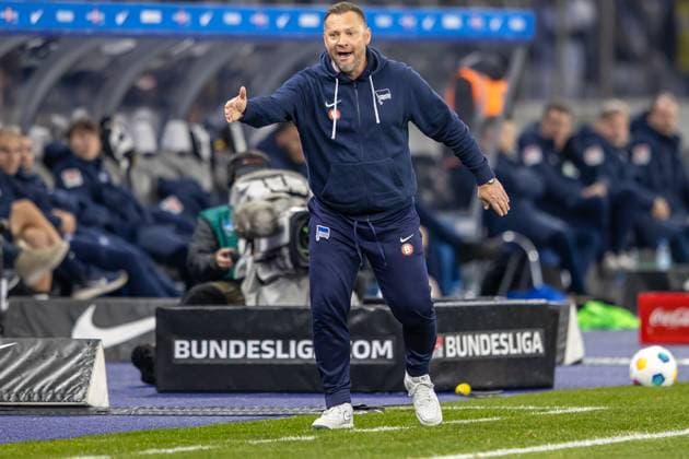 Berlin, 11 11 2023, Soccer, 2 Bundesliga, Matchday 13, Hertha BSC Karlsruher SC, Olympiastadion Coach Pal Dardai of Hertha BSC shouts gesticulating something to his team DFL regulations and DFB regulations prohibit any use of photographs as image sequences and or quasi video, Foto Andreas Gora Hertha BSC Karlsruher SC