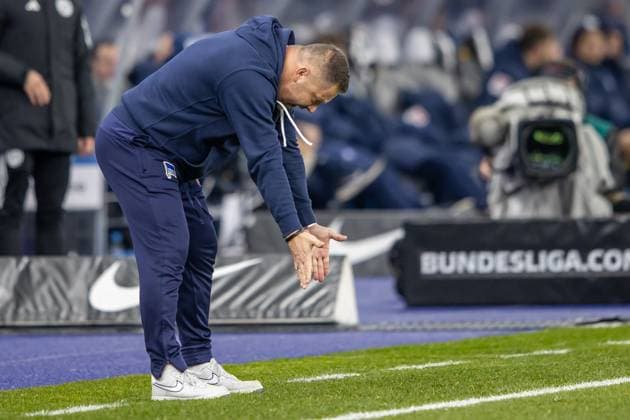 Berlin, 11 11 2023, Soccer, 2 Bundesliga, Matchday 13, Hertha BSC Karlsruher SC, Olympiastadion Coach Pal Dardai of Hertha BSC shouts gesticulating something to his team DFL regulations and DFB regulations prohibit any use of photographs as image sequences and or quasi video, Foto Andreas Gora Hertha BSC Karlsruher SC