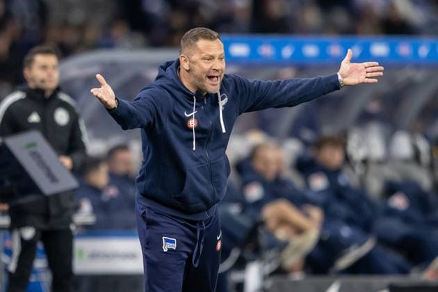 Berlin, 11 11 2023, Soccer, 2 Bundesliga, Matchday 13, Hertha BSC Karlsruher SC, Olympiastadion Coach Pal Dardai of Hertha BSC shouts gesticulating something to his team DFL regulations and DFB regulations prohibit any use of photographs as image sequences and or quasi video, Foto Andreas Gora Hertha BSC Karlsruher SC