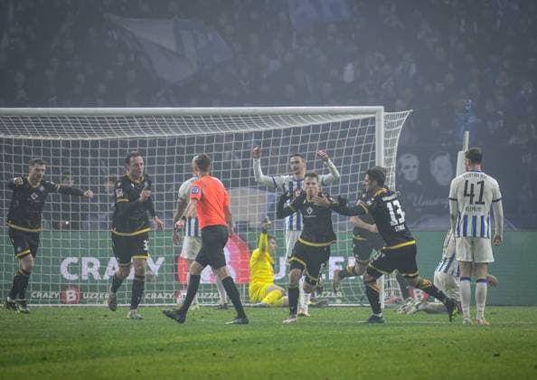 11 11 2023, xlakx, Soccer 2 Bundesliga, Hertha BSC Karlsruher SC emspor, v l jubilation after the 2 2 by Leon Jensen Karlsruher SC 6 , DFL DFB REGULATIONS PROHIBIT ANY USE OF PHOTOGRAPHS as IMAGE SEQUENCES and or QUASI VIDEO Berlin