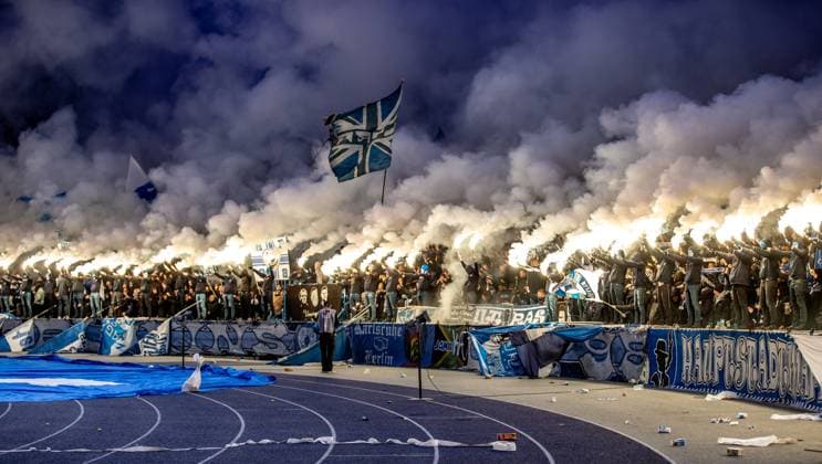 Berlin, 11 11 2023, Soccer, 2 Bundesliga, Matchday 13, Hertha BSC Karlsruher SC, Olympiastadion Fans zuenden Bengalisches Feuer DFL regulations and DFB regulations prohibit any use of photographs as image sequences and or quasi video, Foto Andreas Gora Hertha BSC Karlsruher SC
