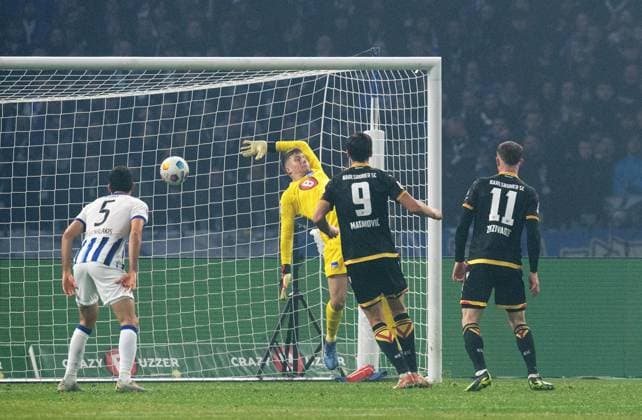 Soccer, Men, Season 2023 2024, 2 Bundesliga 13 Matchday , Hertha BSC Karlsruher SC, Leon Jensen not in picture, Karlsruher SC scores the goal to 2 2 against goalkeeper Tjark Ernst Hertha BSC , 11 11 2023, Copyright: xSebastianxRäppold MatthiasxKochx