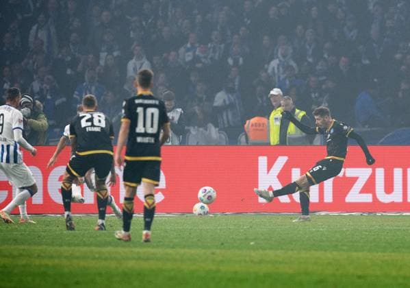 Soccer, Men, Season 2023 2024, 2 Bundesliga 13 Matchday , Hertha BSC Karlsruher SC, Leon Jensen Karlsruher SC scores the goal to 2 2, 11 11 2023, Copyright: xSebastianxRäppold MatthiasxKochx
