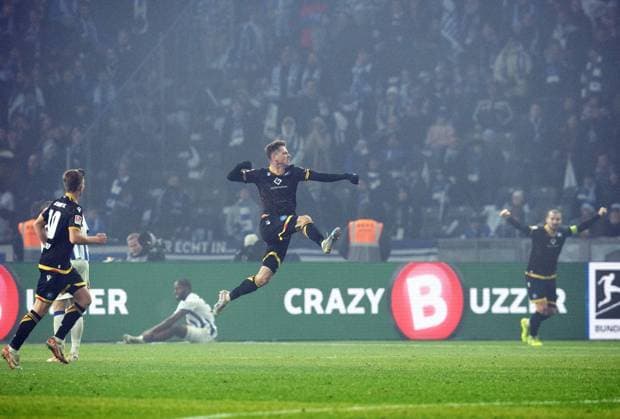 Soccer, Men, Season 2023 2024, 2 Bundesliga 13 Matchday , Hertha BSC Karlsruher SC, Leon Jensen Karlsruher SC , Cheering after goal to 2 2, 11 11 2023, Copyright: xSebastianxRäppold MatthiasxKochx