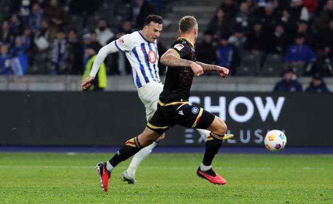 Haris Tabakovic, Marcel Franke duel match scene Action Sport Soccer Football DFL 2 Bundesliga Men 13 Matchday Season 2023 2024 11 11 2023 Hertha BSC Berlin vs Karlsruher SC KSC DFL regulations prohibit any use of photographs as image sequences and or quasi video