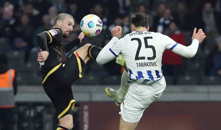 Jerome Gondorf, Haris Tabakovic duel Match scene Action Sport Football Soccer DFL 2 Bundesliga Men 13 Matchday Season 2023 2024 11 11 2023 Hertha BSC Berlin vs Karlsruher SC KSC DFL regulations prohibit any use of photographs as image sequences and or quasi video