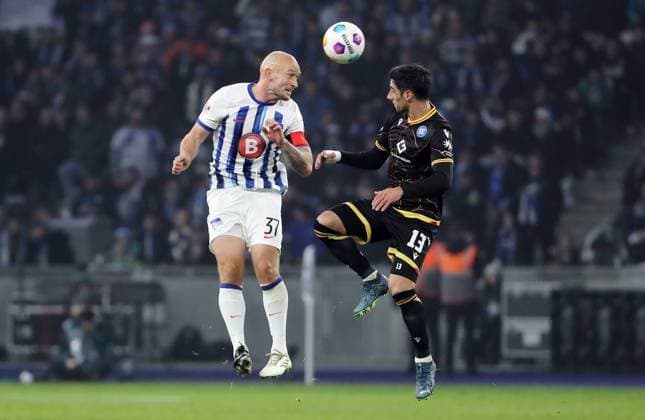 Toni Leistner, Lars Stindl duel Match scene Action Sport Soccer Football DFL 2 Bundesliga Men 13 Matchday Season 2023 2024 11 11 2023 Hertha BSC Berlin vs Karlsruher SC KSC DFL regulations prohibit any use of photographs as image sequences and or quasi video