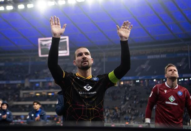 Soccer, Men, Season 2023 2024, 2 Bundesliga 13 Matchday , Hertha BSC Karlsruher SC, f l Jerome Gondorf Karlsruher SC , Goalkeeper Patrick Drewes Karlsruher SC after final whistle, 11 11 2023, Copyright: xSebastianxRäppold MatthiasxKochx