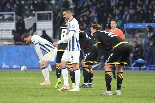 DEU, DFL, 2 FBL, Hertha BSC vs Karlsruher SC, 11 11 2023, Berliner Olympiastadion, Berlin, DEU, DFL, 2 FBL, Hertha BSC vs Karlsruher SC, in the picture Pascal Klemens Hertha BSC Berlin 41 , Smail Prevljak Hertha BSC Berlin 9 , Lars Stindel Karlsruher SC 13 , Jerome Gondorf Karlsruher SC 8 , Robin Bormuth Karlsruher SC 32 DFL regulations prohibit any use of Photographs as image sequences and or quasi video Foto Juergen Engler nordphoto GmbH nordphotoxGmbHx xEngler nph00076