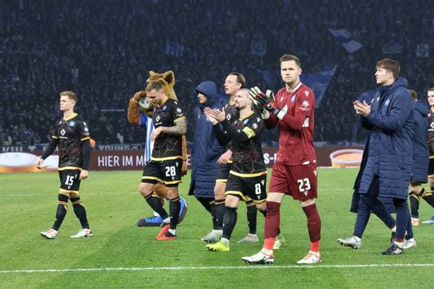 DEU, DFL, 2 FBL, Hertha BSC vs Karlsruher SC, 11 11 2023, Berliner Olympiastadion, Berlin, DEU, DFL, 2 FBL, Hertha BSC vs Karlsruher SC, im Bild Karlsruher Spieler DFL regulations prohibit any use of Photographs as image sequences and or quasi video Foto Juergen Engler nordphoto GmbH nordphotoxGmbHx xEngler nph00076