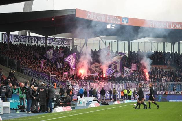 11 11 2023, xtgx, Fussball 2 Bundesliga, Fussball 2 Bundesliga, Eintracht Braunschweig VfL Osnabrueck emspor, v l Osnabrueck Fans zuenden Pyro, Pyrotechnik DFL DFB REGULATIONS PROHIBIT ANY USE OF PHOTOGRAPHS as IMAGE SEQUENCES and or QUASI VIDEO Braunschweig