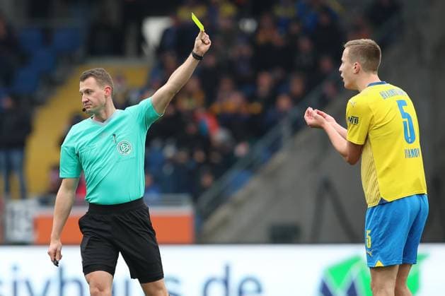 11 11 2023, xtgx, Fussball 2 Bundesliga, Fussball 2 Bundesliga, Eintracht Braunschweig VfL Osnabrueck emspor, v l Florian Lechner, Robert Ivanov Braunschweig, 5 Gelbe Karte, yellow card DFL DFB REGULATIONS PROHIBIT ANY USE OF PHOTOGRAPHS as IMAGE SEQUENCES and or QUASI VIDEO Braunschweig