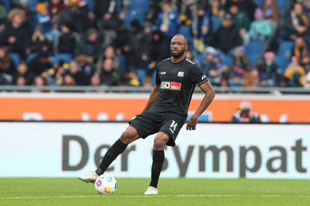 11 11 2023, xtgx, Fußball 2 Bundesliga, Fussball 2 Bundesliga, Eintracht Braunschweig VfL Osnabrueck emspor, v l Oumar Diakhite Osnabrueck, 14 Freisteller, Einzelbild, Ganzkoerper, single frame DFL DFB REGULATIONS PROHIBIT ANY USE OF PHOTOGRAPHS as IMAGE SEQUENCES and or QUASI VIDEO Braunschweig