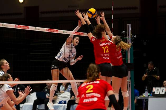 Jovana MIROSAVLJEVIC STU, left , on the ball, net, into the defense of Laura BERGER NEW, mi and Carla FUCHS NEW, right , action final score 0 3, Volleyball 1 Bundesliga Women VC Neuwied 77 Allianz MTV Stuttgart NEW vs STU 5 Matchday, in the C G M A r e n a , on 11 11 2023 Â