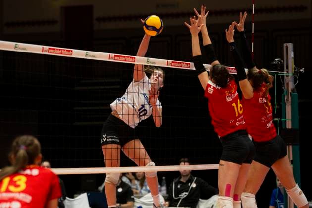 Jolien KNOLLEMA STU, left , on the ball, net, into the defense of Maya SENDNER NEW, mi and Laura BROEKSTRA NEW, right , action final score 0 3, Volleyball 1 Bundesliga Women VC Neuwied 77 Allianz MTV Stuttgart NEW vs STU 5 Matchday, in the C G M A r e n a, on 11 11 2023 Â