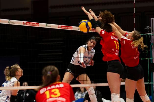 Jovana MIROSAVLJEVIC STU, left , on the ball, net, into the defense of Laura BERGER NEW, mi and Carla FUCHS NEW, right , action final score 0 3, Volleyball 1 Bundesliga Women VC Neuwied 77 Allianz MTV Stuttgart NEW vs STU 5 Matchday, in the C G M A r e n a , on 11 11 2023 Â