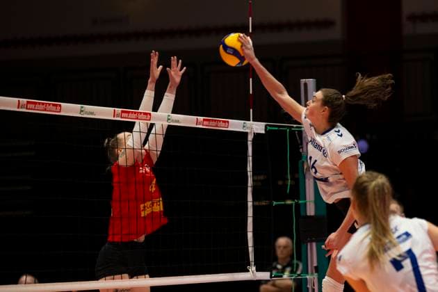 Kayla HANELINE STU, right , on the ball, net, into the defense of Hilkka HUJANEN NEU, left , action final score 0 3, Volleyball 1 Bundesliga Women VC Neuwied 77 Allianz MTV Stuttgart NEU vs STU 5 Matchday, in the C G M A r e n a, on 11 11 2023 Â