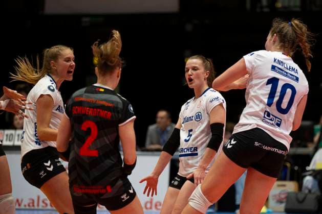 Corina GLAAB STU, mi right , national player , cheers with her team with Vera MULDER STU, left , Michelle SCHWERDTNER STU, mi left and Jolien KNOLLEMA STU, right , joy, jubilation Final score 0 3, Volleyball 1 Bundesliga Women VC Neuwied 77 Allianz MTV Stuttgart NEU vs STU 5 Matchday, in the C G M A r e n a , on 11 11 2023 Â