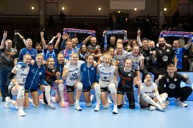 The Stuttgart players cheer with their fans, from left to right Corina GLAAB STU, national player , Roosa KOSKELO STU , Jolien KNOLLEMA STU , Monique STRUBBE STU, national player , Michelle SCHWERDTNER STU , Jovana MIROSAVLJEVIC STU and Head Coach Konstantin BITTER STU , joy, jubilation Final score 0 3, Volleyball 1 Bundesliga Women VC Neuwied 77 Allianz MTV Stuttgart NEU vs STU 5 Matchday, in the C G M A r e n a, on 11 11 2023 Â