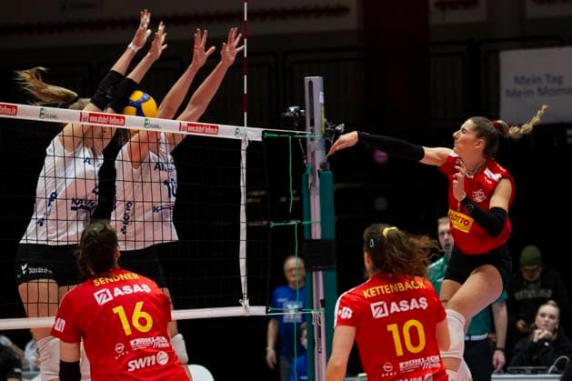 Lydia STEMMLER NEW, right on the ball, nets, into the defense of Monique STRUBBE STU, left , national player and Kayla HANELINE STU, mi , action final score 0 3, Volleyball 1 Bundesliga Women VC Neuwied 77 Allianz MTV Stuttgart NEW vs STU 5 Matchday, in the C G M A r e n a , on 11 11 2023 Â