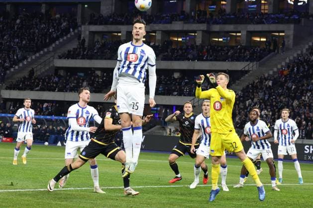 DEU, DFL, 2 FBL, Hertha BSC vs Karlsruher SC, 11 11 2023, Berliner Olympiastadion, Berlin, DEU, DFL, 2 FBL, Hertha BSC vs Karlsruher SC, in the picture Haris Tabakovic Hertha BSC Berlin 25 , Tjark Ernst Hertha BSC Berlin 12 , Pascal Klemens Hertha BSC Berlin 41 DFL regulations prohibit any use of Photographs as image sequences and or quasi video Foto Juergen Engler nordphoto GmbH nordphotoxGmbHx xEngler nph00076