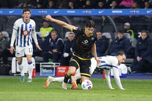 DEU, DFL, 2 FBL, Hertha BSC vs Karlsruher SC, 11 11 2023, Berliner Olympiastadion, Berlin, DEU, DFL, 2 FBL, Hertha BSC vs Karlsruher SC, in the picture Pascal Klemens Hertha BSC Berlin 41 , Fabian Reese Hertha BSC Berlin 11 , Igor Matanovic Karlsruher SC 9 DFL regulations prohibit any use of Photographs as image sequences and or quasi video Foto Juergen Engler nordphoto GmbH nordphotoxGmbHx xEngler nph00076
